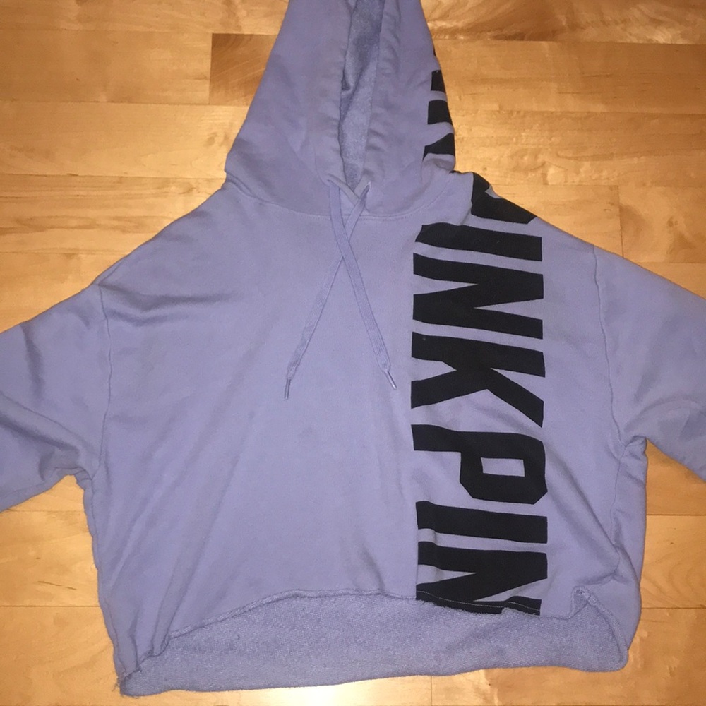 Very cute lite athletic sweatshirt
